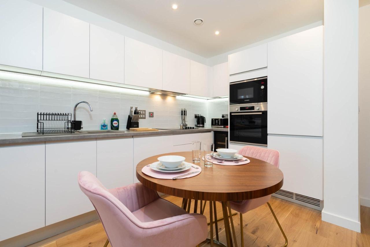 Maevela Apartments ☆ Pink Luxury Apartment With Balcony - Birmingham City Centre - 5 Min Walk From Bullring, Cube, Mailbox, New Street Station - Free Netflix & Wifi Exterior photo