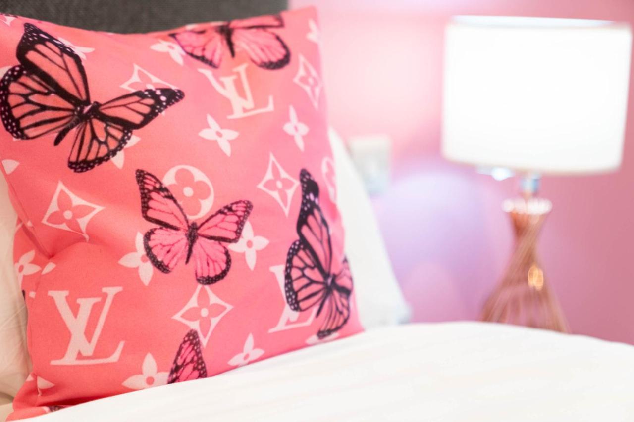 Maevela Apartments ☆ Pink Luxury Apartment With Balcony - Birmingham City Centre - 5 Min Walk From Bullring, Cube, Mailbox, New Street Station - Free Netflix & Wifi Exterior photo