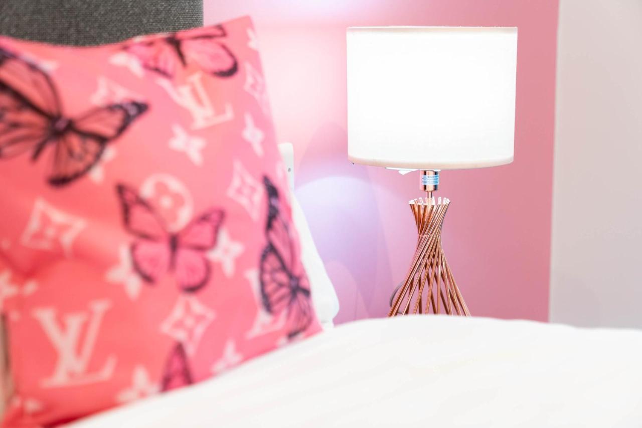 Maevela Apartments ☆ Pink Luxury Apartment With Balcony - Birmingham City Centre - 5 Min Walk From Bullring, Cube, Mailbox, New Street Station - Free Netflix & Wifi Exterior photo