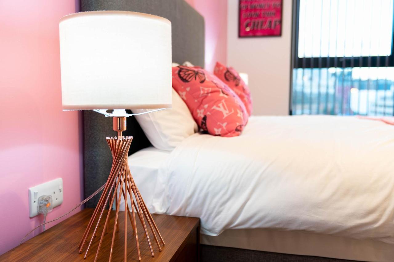 Maevela Apartments ☆ Pink Luxury Apartment With Balcony - Birmingham City Centre - 5 Min Walk From Bullring, Cube, Mailbox, New Street Station - Free Netflix & Wifi Exterior photo