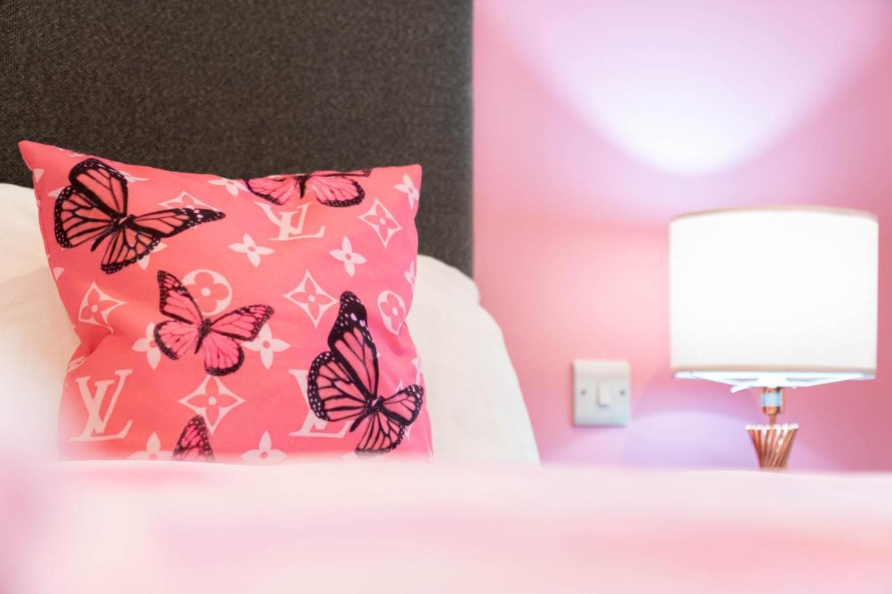 Maevela Apartments ☆ Pink Luxury Apartment With Balcony - Birmingham City Centre - 5 Min Walk From Bullring, Cube, Mailbox, New Street Station - Free Netflix & Wifi Exterior photo